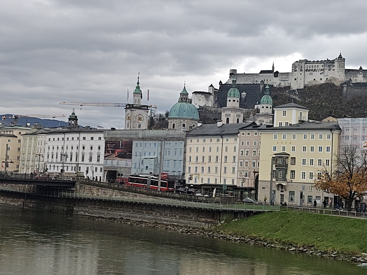vista panorámica del casco antiguo de Salzburgo, Austria, con el río Salzach en primer plano.