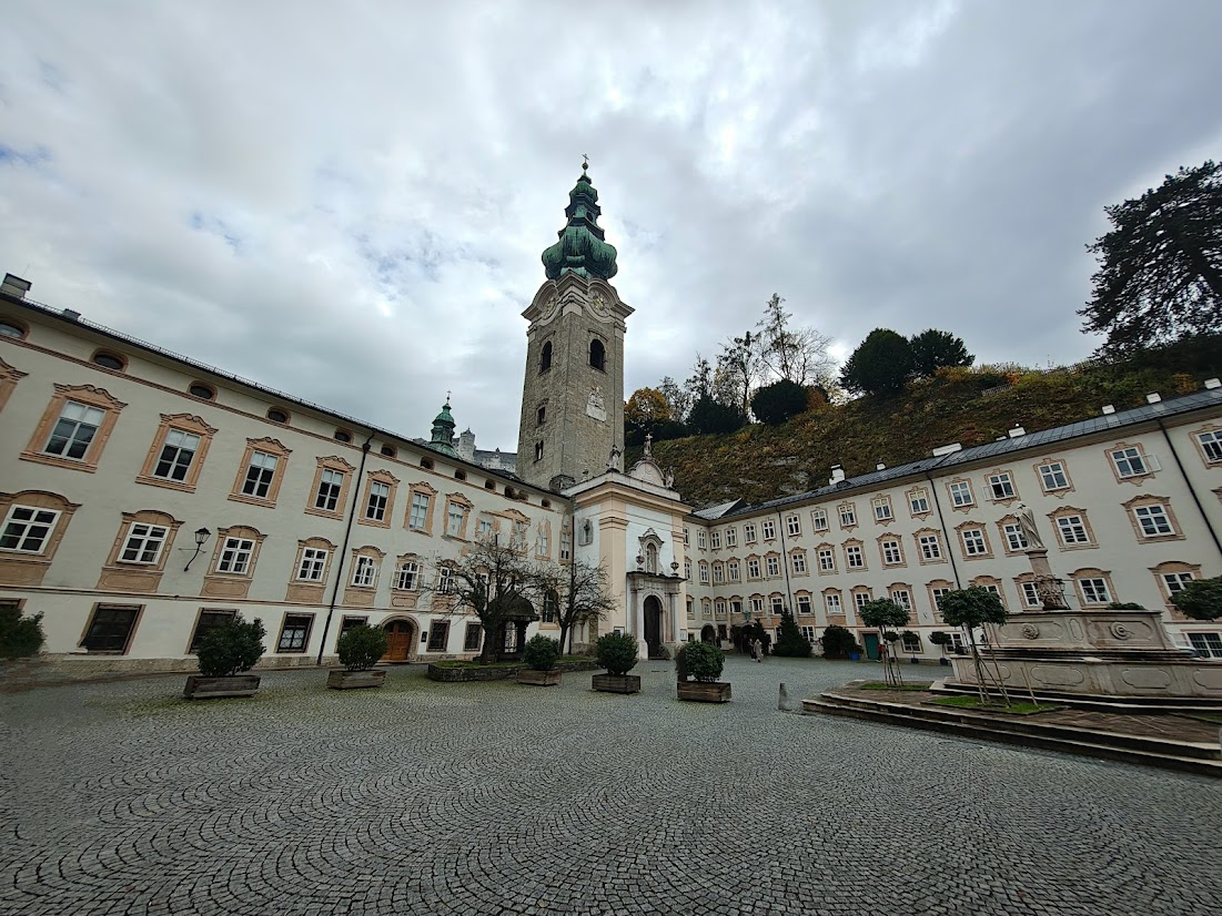 patio de la Abadía de San Pedro (St. Peter's Abbey) en el centro histórico de Salzburgo, Austria.