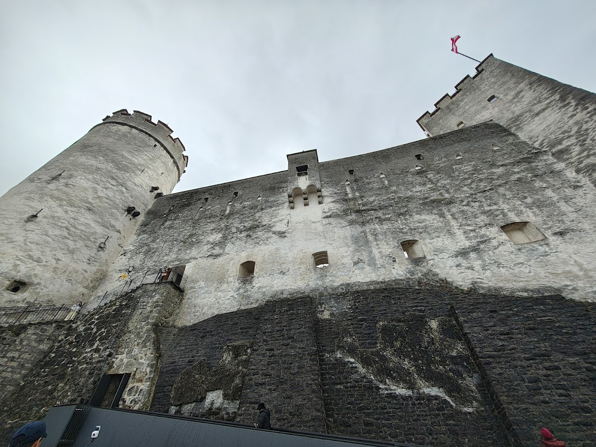 las imponentes torres de la fortaleza de Salzburgo