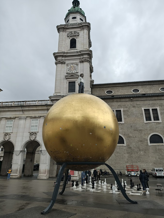 escultura Sphaera situada en la plaza Kapitelplatz de Salzburgo, Austria.