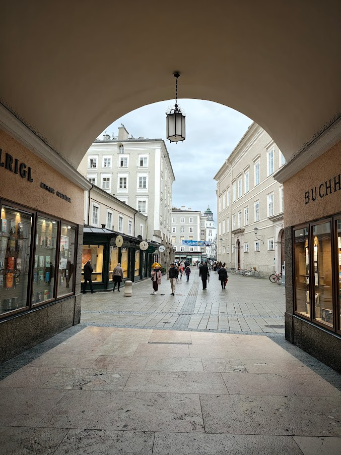 Getreidegasse, una famosa calle comercial en el casco antiguo de Salzburgo, Austria