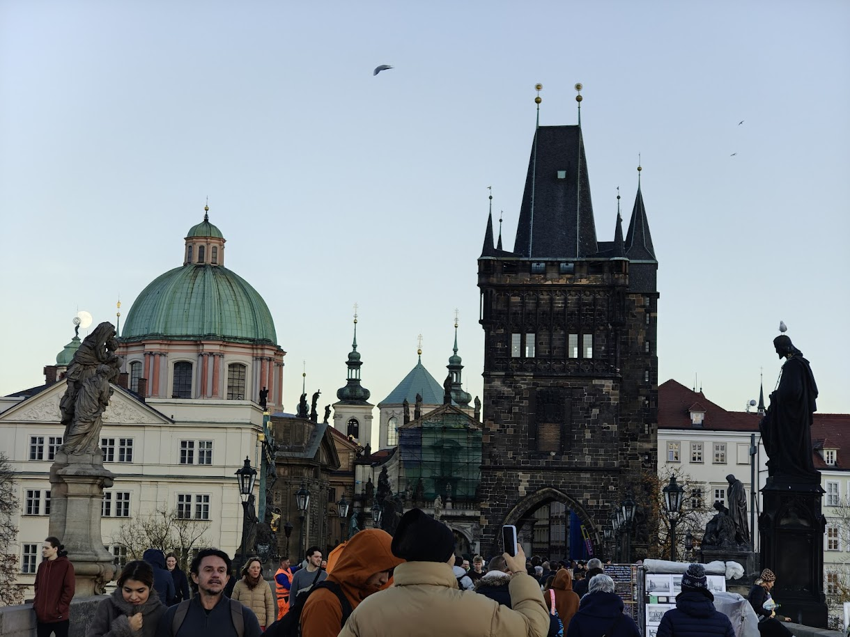 Atardecer desde el puente de Carlos en Praga