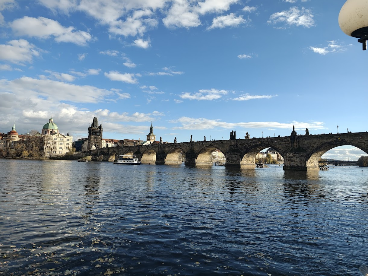 El famoso puente de Carlos en Praga