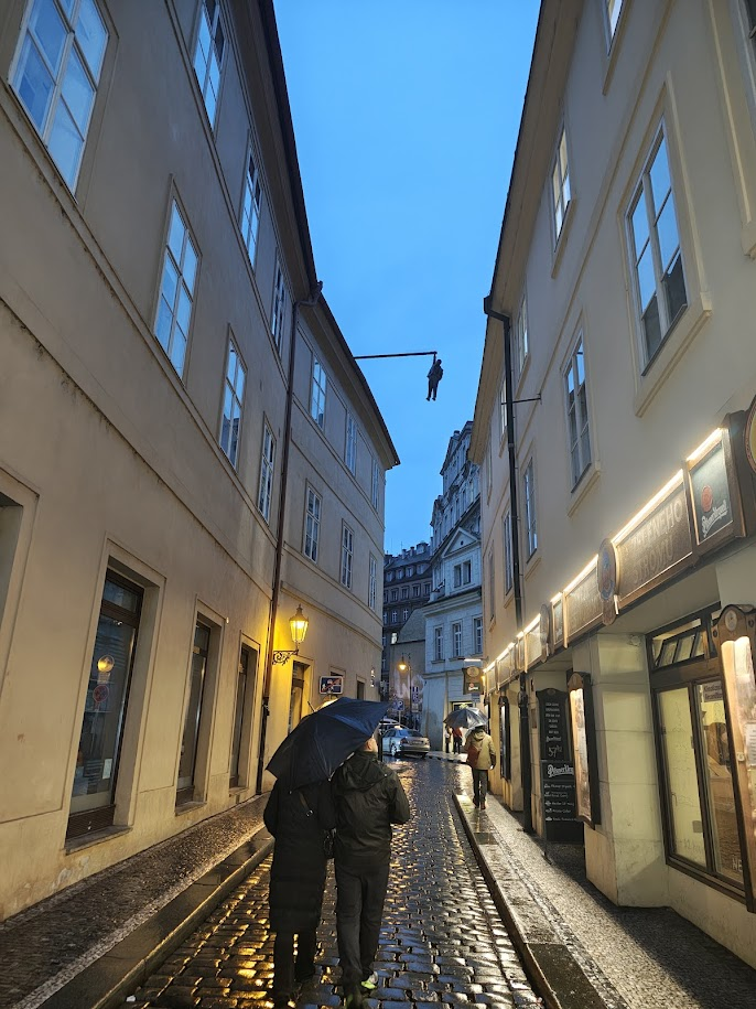 El hombre colgado de David Cerny en Praga