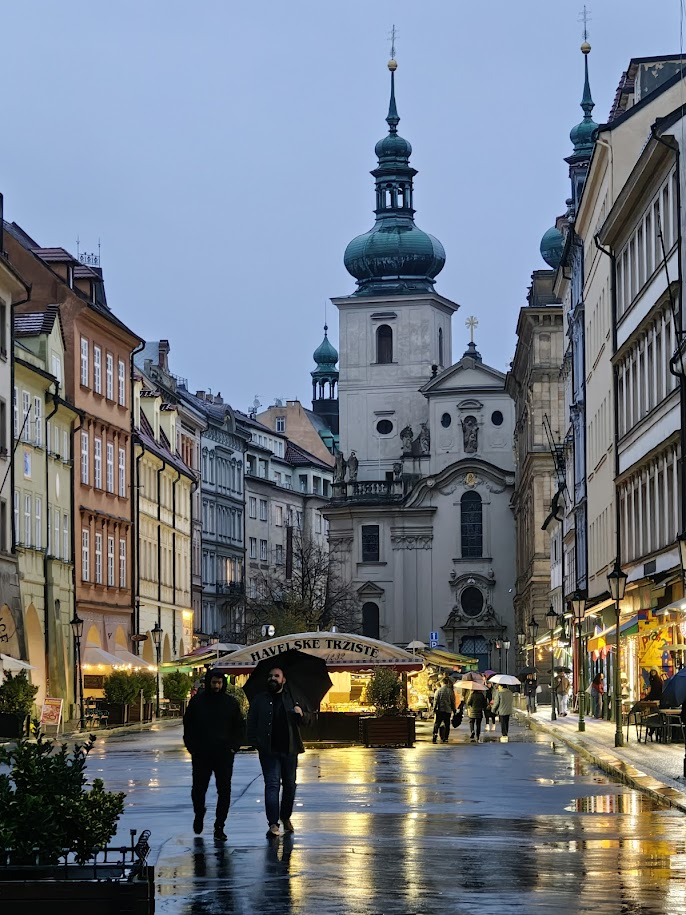 Praga te deslumbra hasta cuando llueve.