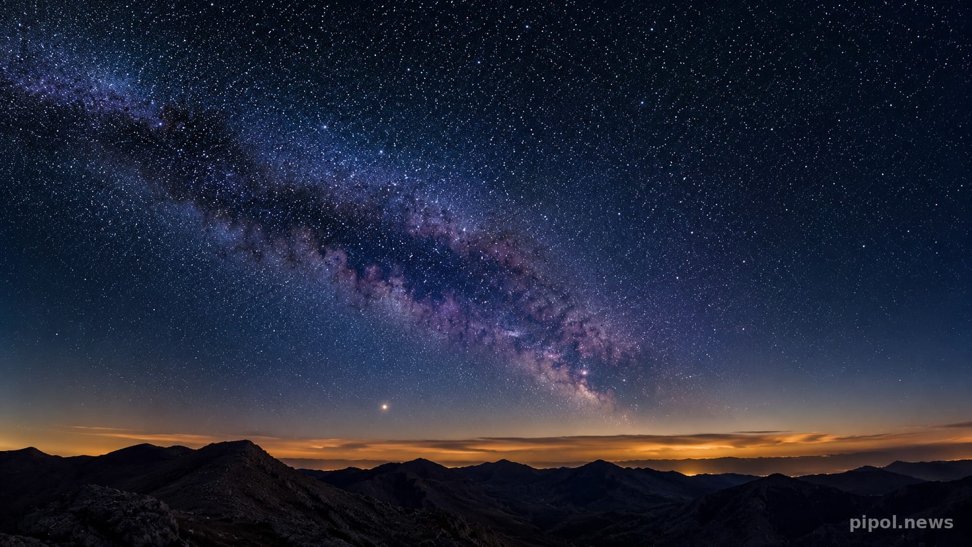 Cielo estrellado con la Vía Láctea y Mercurio brillando cerca del horizonte, sobre montañas en silueta