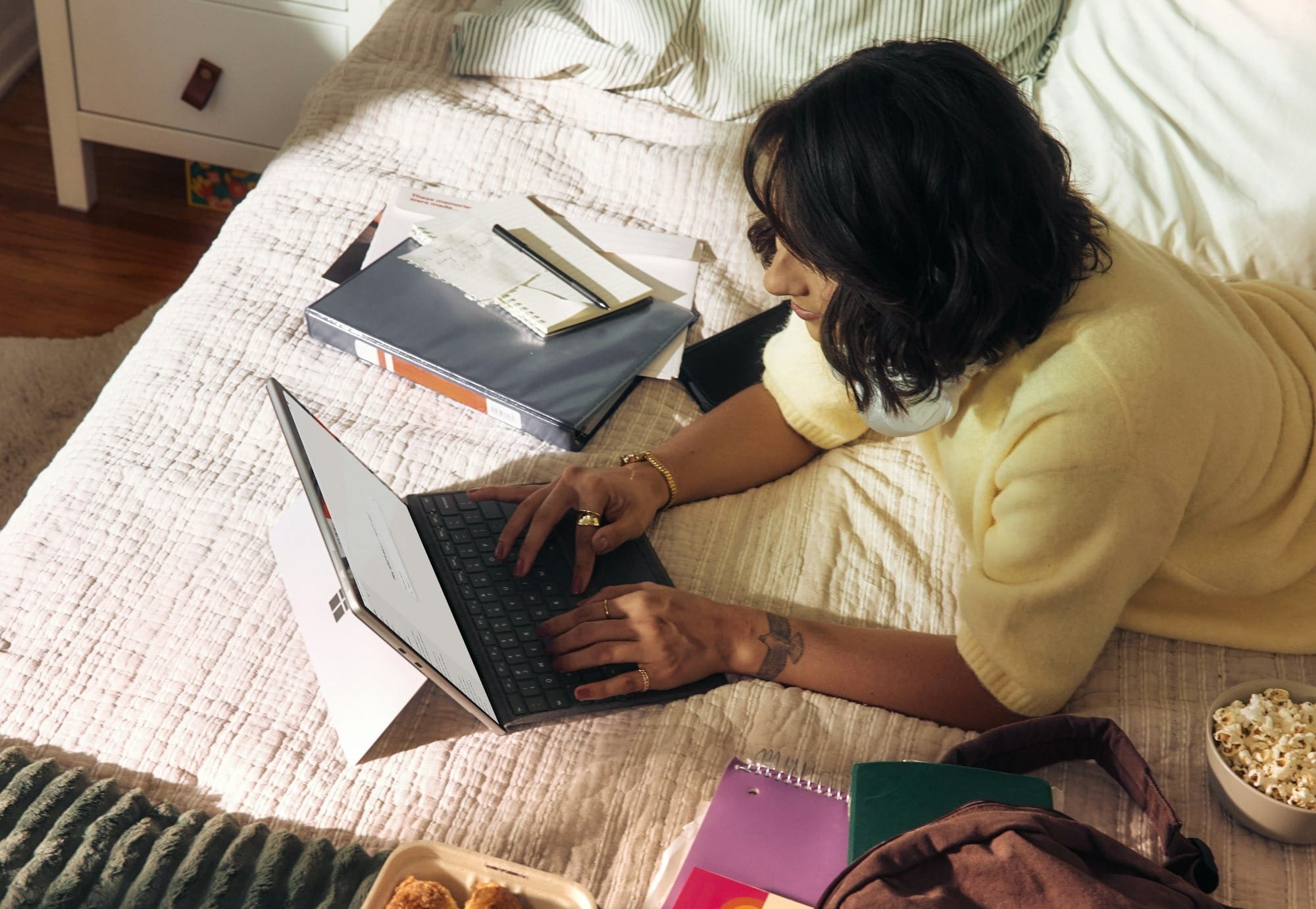 Mujer trabajando con su laptop en la cama