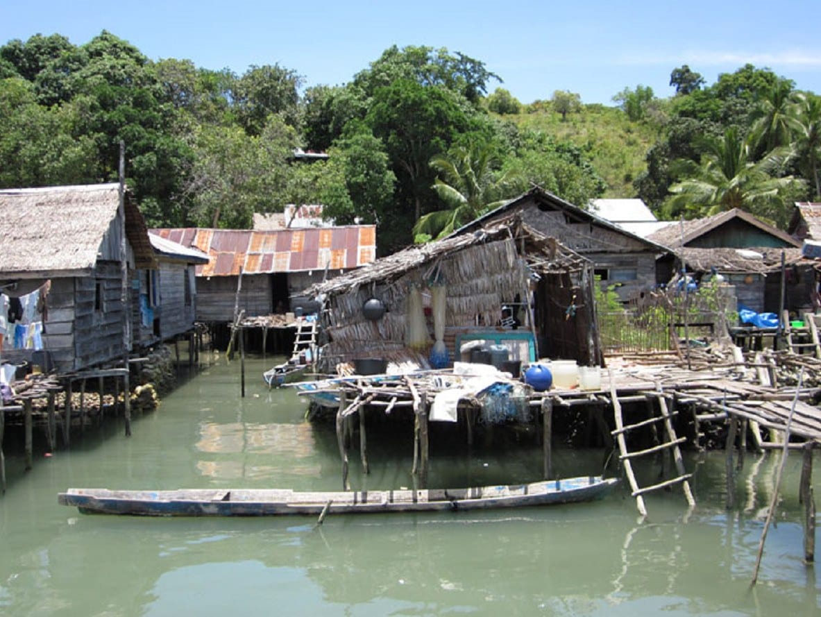 Vista panorámica de la aldea sobre pilotes de Bokori habitada por la comunidad Sama-Bajau en Sulawesi