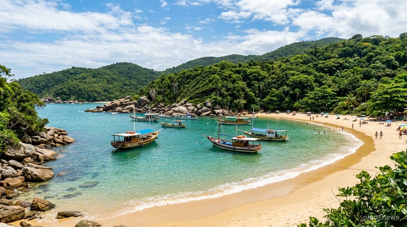 Bahía de aguas calmas y transparentes con barcos de paseo fondeados en la costa de Bombinhas