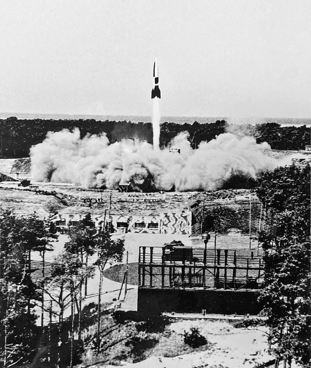 Lanzamiento de prueba del cohete V2 desde el banco de pruebas VII de Peenemünde en 1943