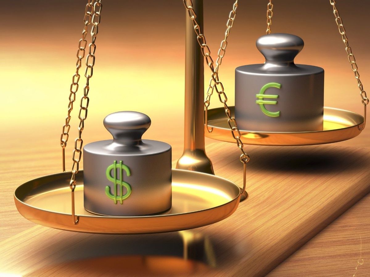 El dólar da un vuelco a su cotización contra el euro