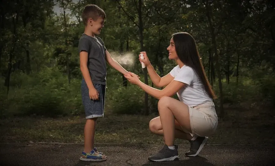 Repelente de mosquitos que también protege del sol.