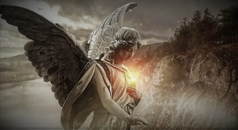 Ilustración de un ángel de piedra con las alas desplegadas que sostiene una luz dorada entre las manos, ante un acantilado.