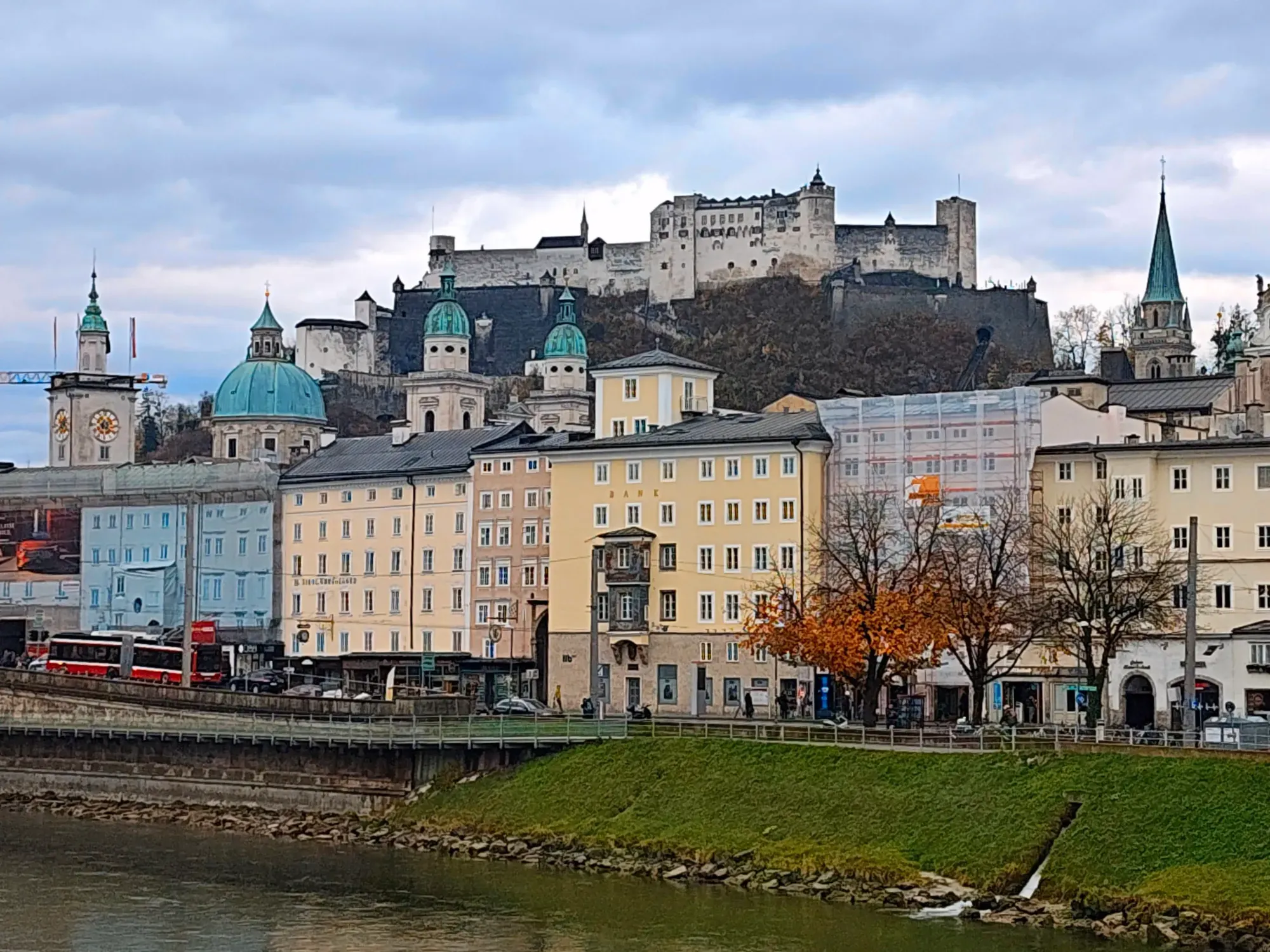 Imagen de Salzburgo y su fortaleza medieval