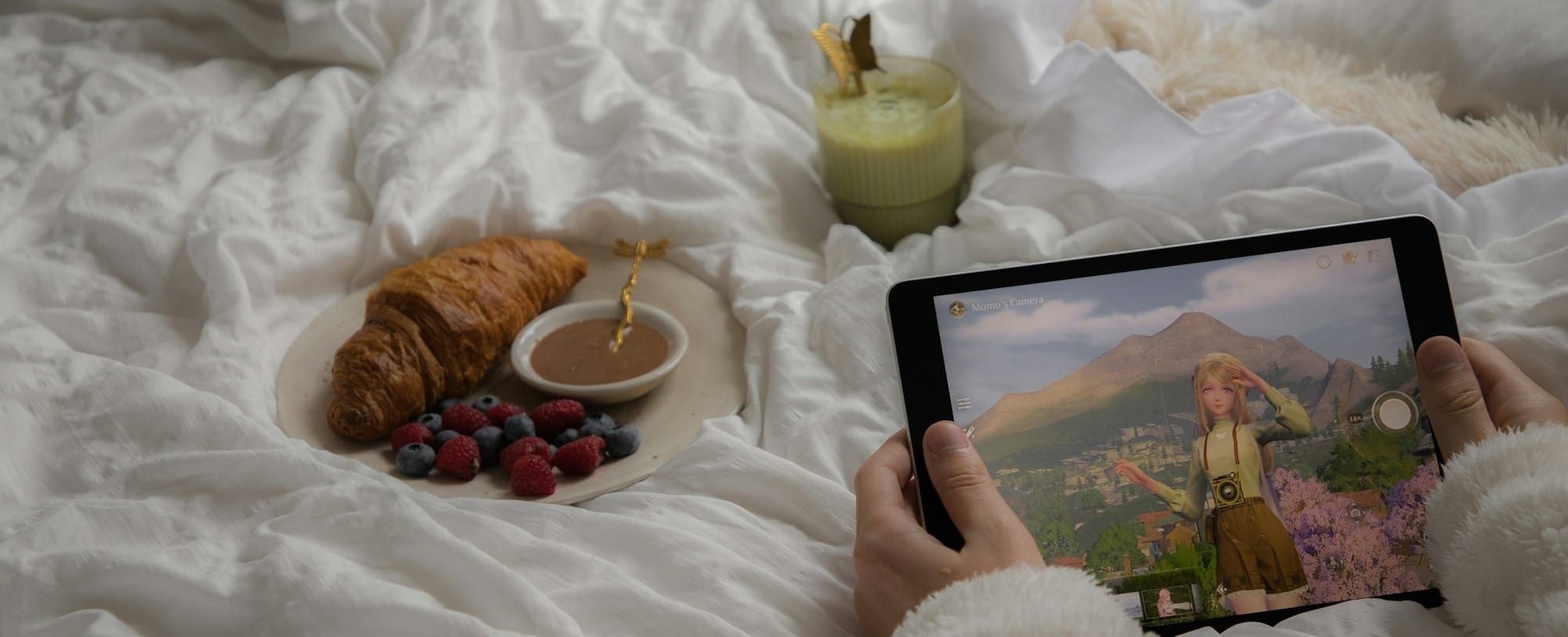 Persona desayunando mientras juega un videojuego.