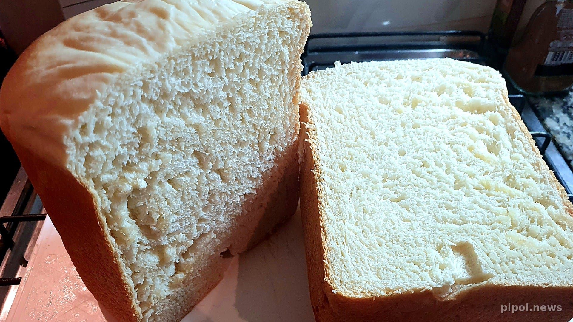 Pan lactal casero cortado al medio, hecho en panificadora Atma