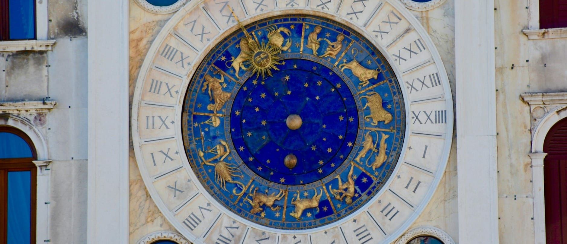 Reloj con los signos del zodiaco