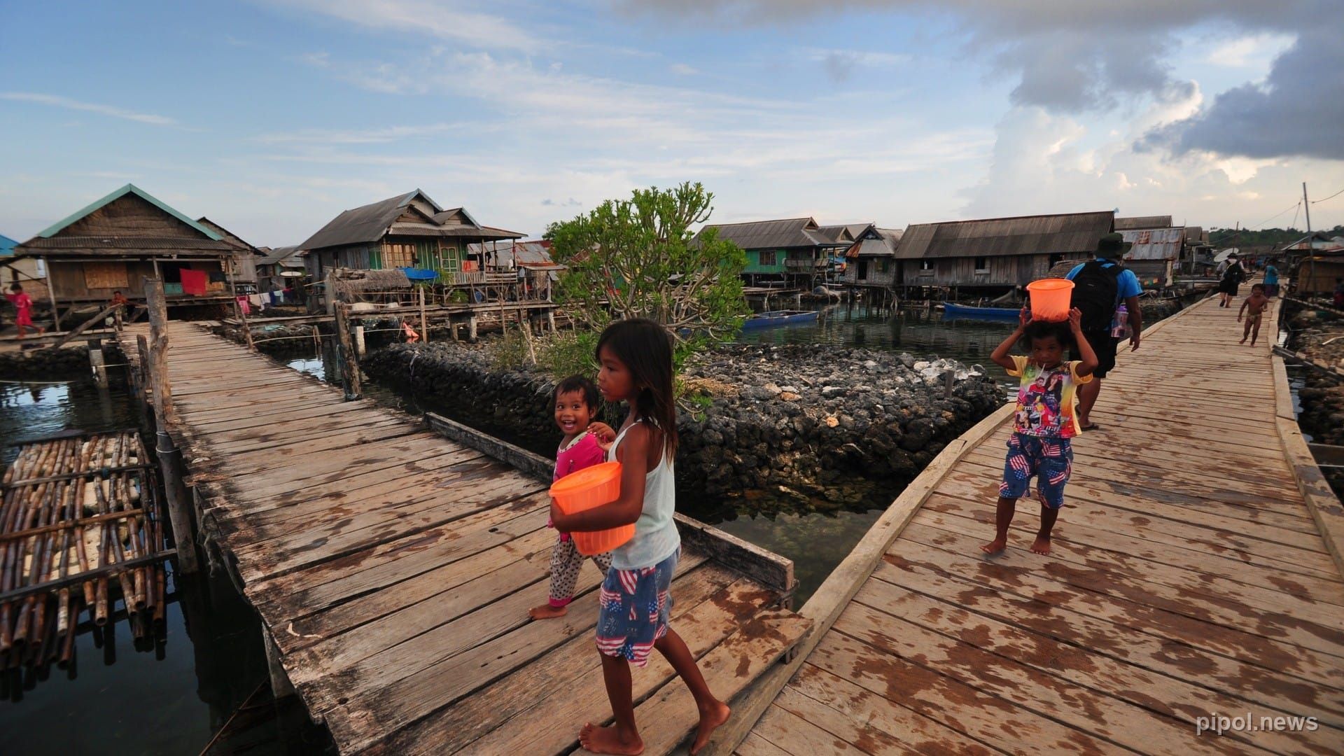 Aldea tradicional de palafitos del pueblo Bajau sobre las aguas cristalinas de Sampela, Wakatobi, Indonesia