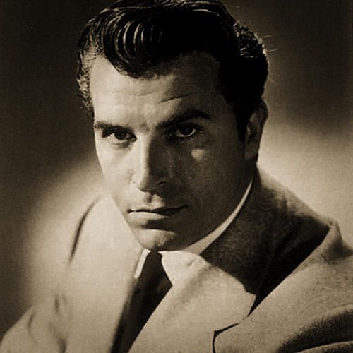 Retrato de estudio de Fernando Lamas de joven, con traje claro y el pelo engominado