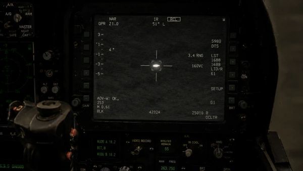Pantalla de cabina de caza F/A-18 mostrando una imagen termal en blanco y negro con un objeto luminoso detectado por sensor FLIR, similar a los videos UAP del Pentágono