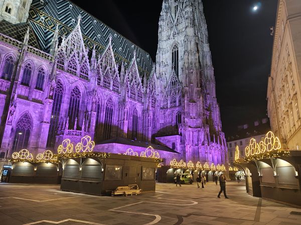 Catedral de San Esteban de Noche, con mercadillo navideño en la plaza