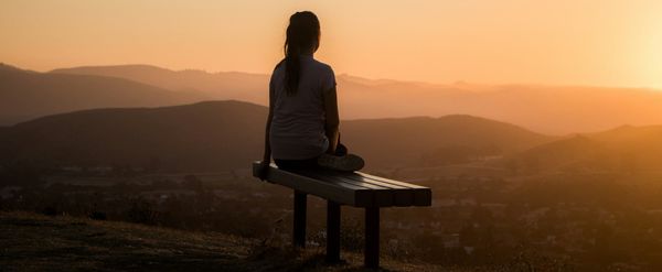Persona descansando en una sierra