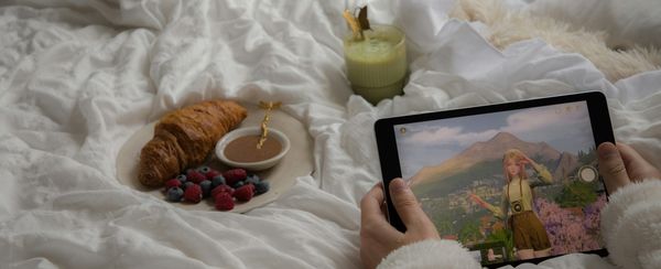 Persona desayunando mientras juega un videojuego.