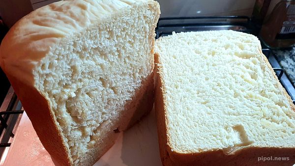 Pan lactal casero cortado al medio, hecho en panificadora Atma