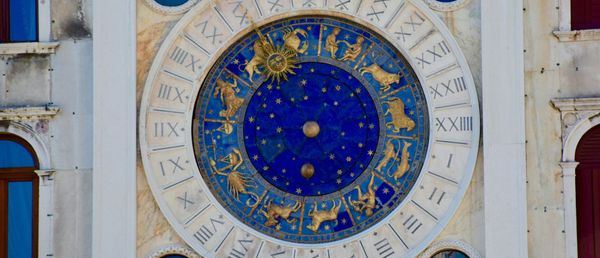 Reloj con los signos del zodiaco