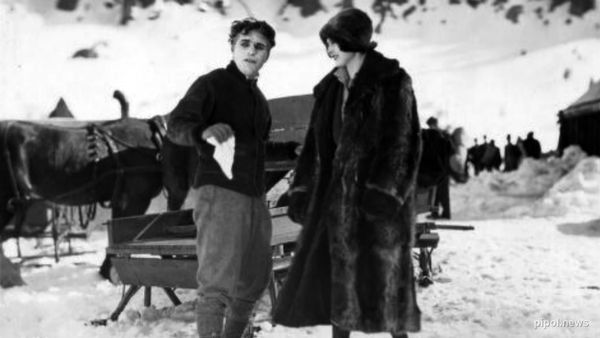 Charles Chaplin junto a Lita Grey durante la filmación de La quimera del oro en 1924