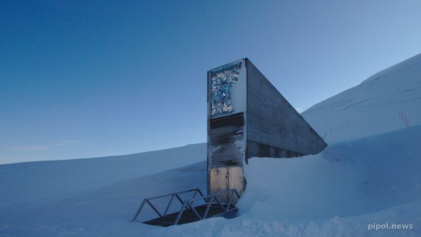 Portal de hormigón de la Bóveda Global de Semillas de Svalbard entre la nieve, bajo el cielo azul del crepúsculo ártico