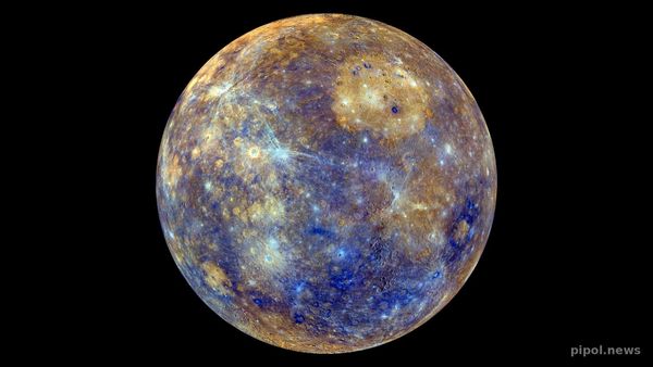 El planeta Mercurio completo sobre fondo negro, en una vista de color realzado de la sonda MESSENGER de la NASA que resalta en azules y ocres las diferencias de su superficie
