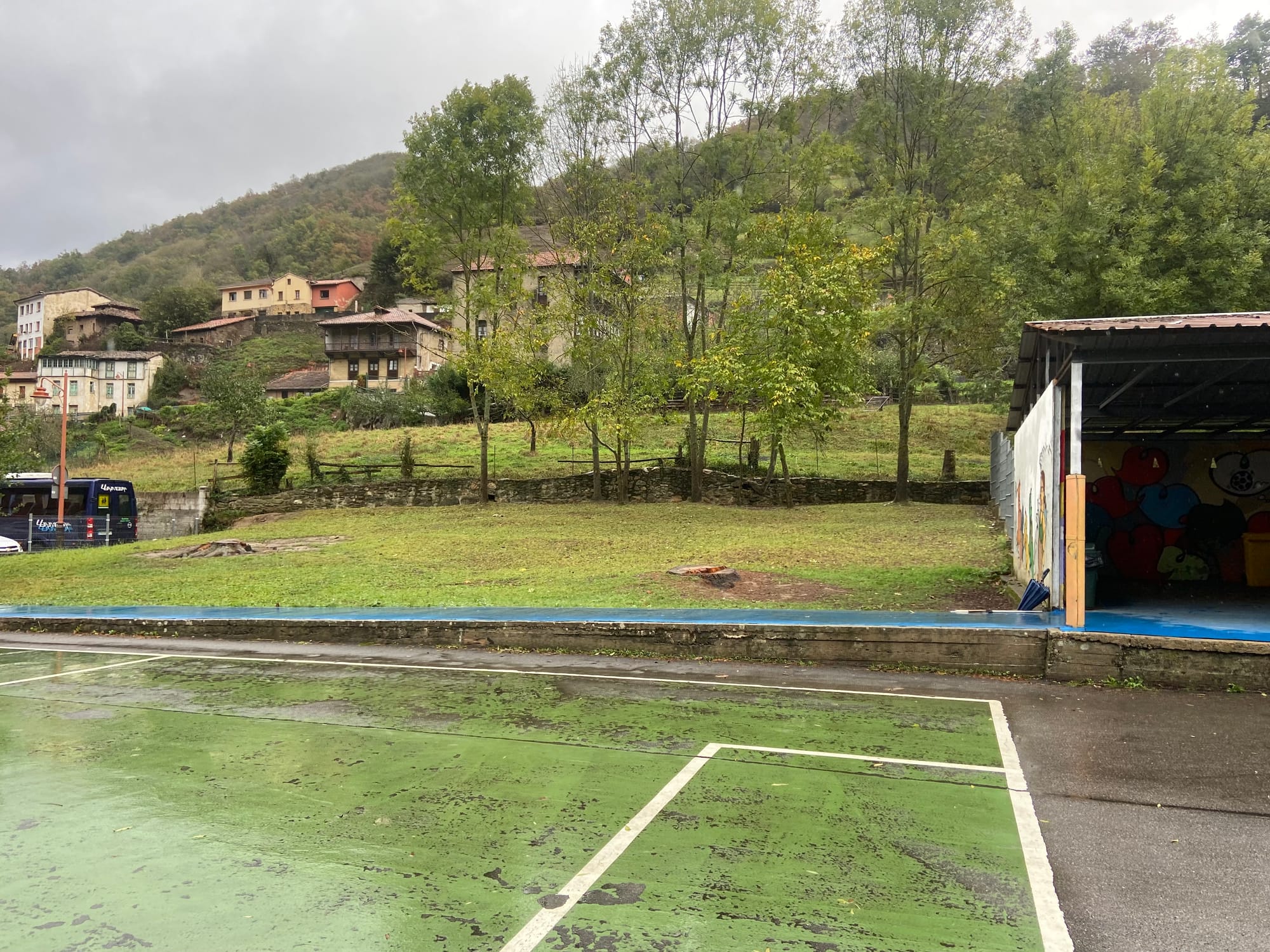 Terreno original en el recinto escolar antes de la construcción de la Escuelina de Quirós