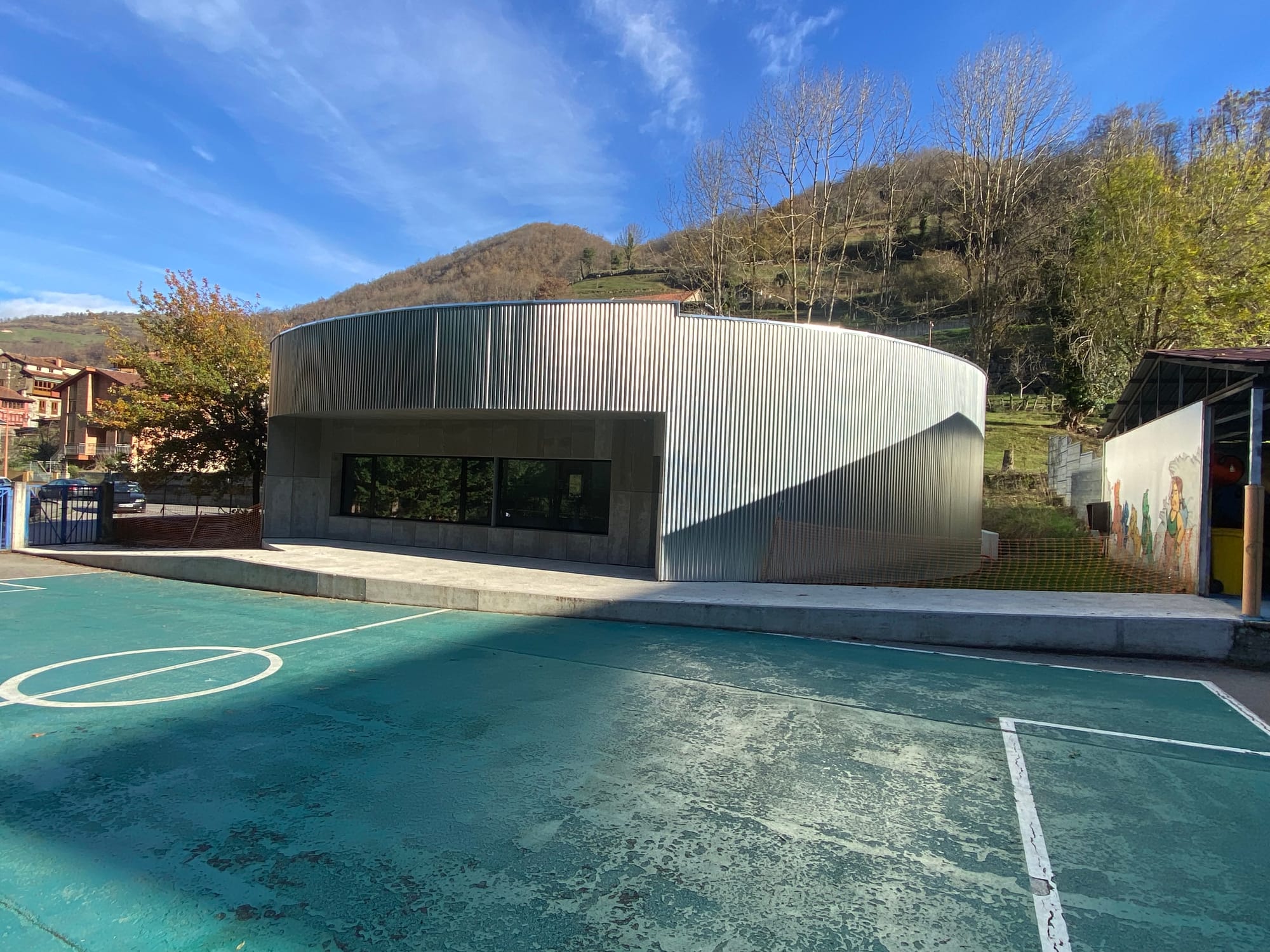 Detalle constructivo de acabados y materiales exteriores en la escuela infantil de Quirós
