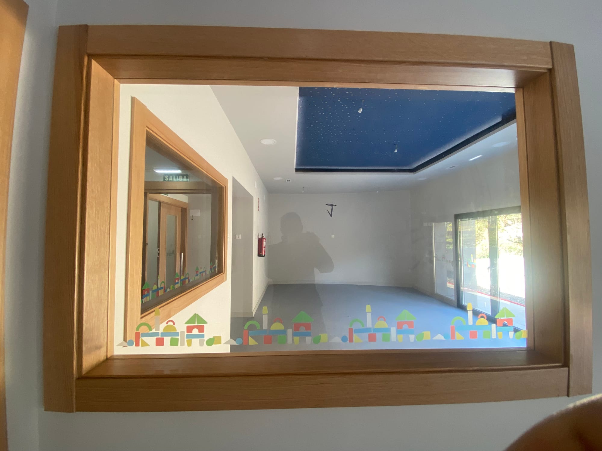 Detalle constructivo de acabados, materiales e iluminación eficiente en la escuela infantil de Quirós