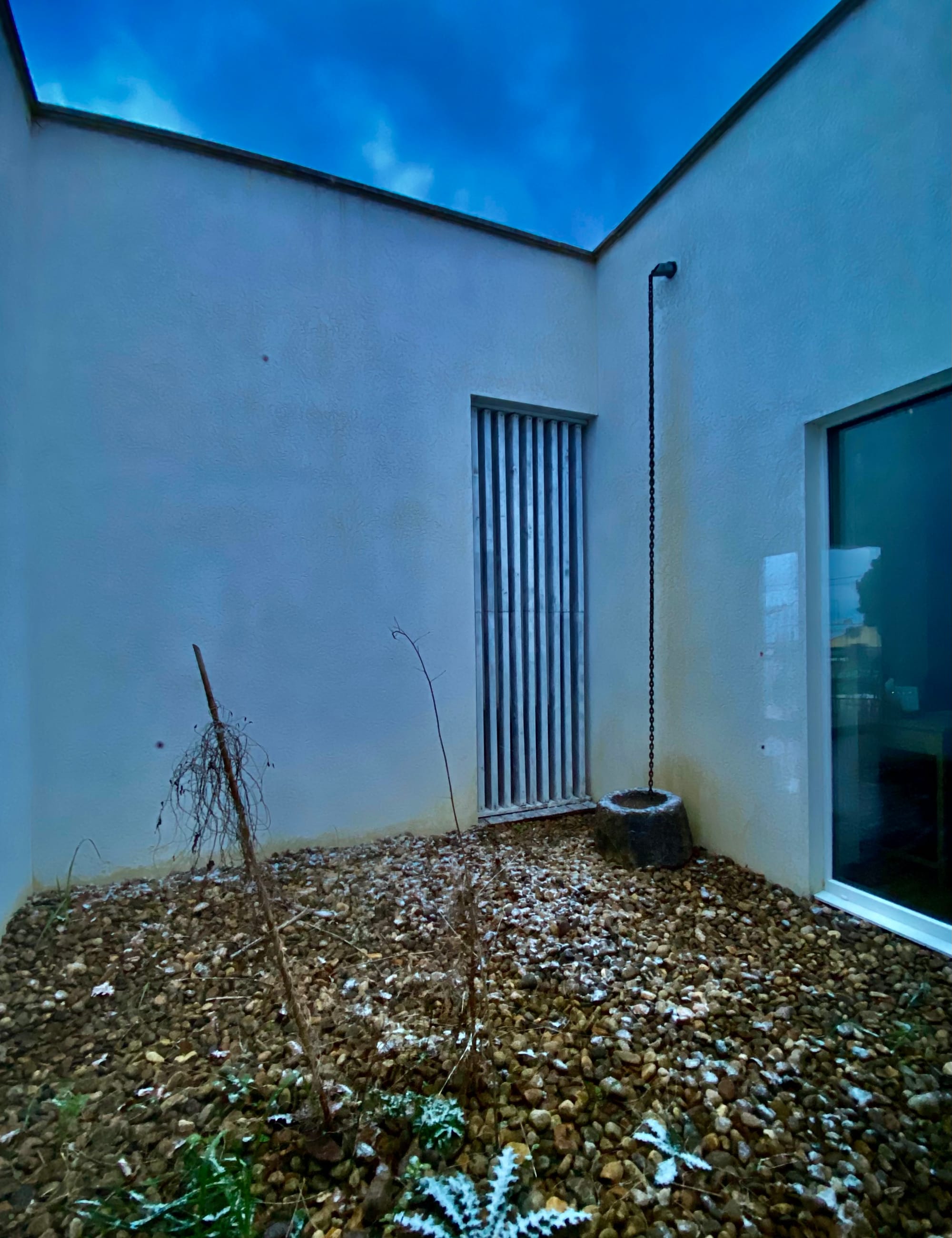 Patio interior vivienda ecológica passivhaus de alta eficiencia energetica
