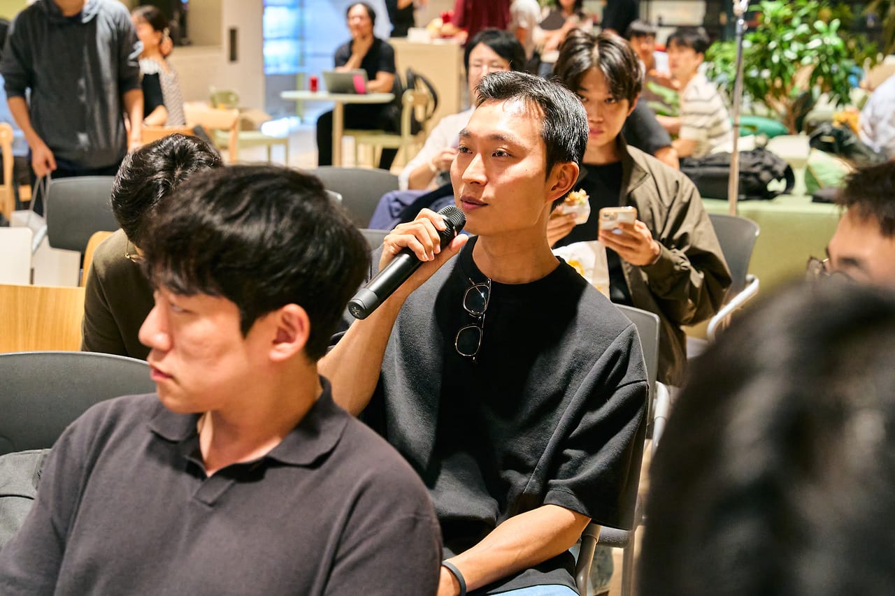 An attendee asking a question with a mic from the floor