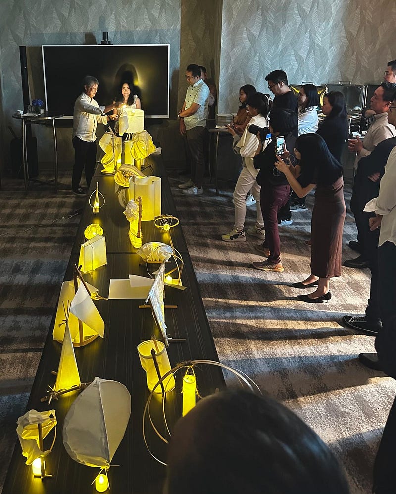 A design feeling workshop conducted by Naoto Fukasawa that revisits design feeling using his approach of “without thought” or affordance. Using strips of bamboo and washi paper, the outcomes from designers from various disciplines show the limitless potential in coming up with an idea (image source: Tham)