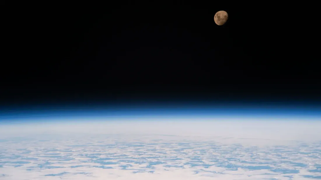 Mecánica orbital sin matemáticas: por que los satélites no se caen