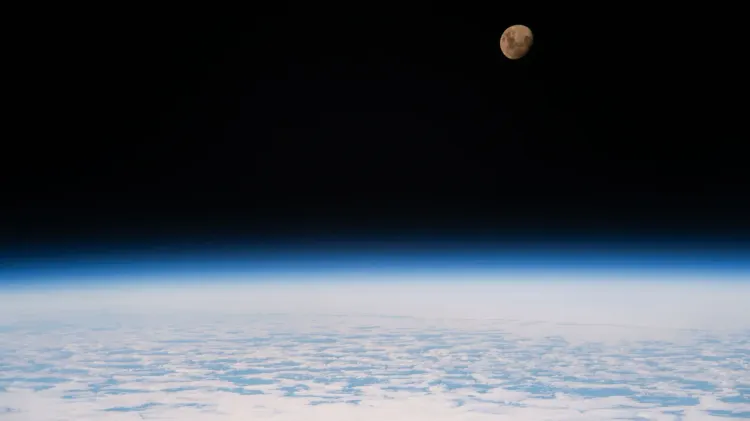 Mecánica orbital sin matemáticas: por que los satélites no se caen