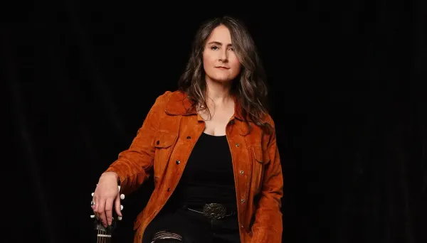 ALBUM REVIEW: Erin Enderlin - Barroom Mirrors