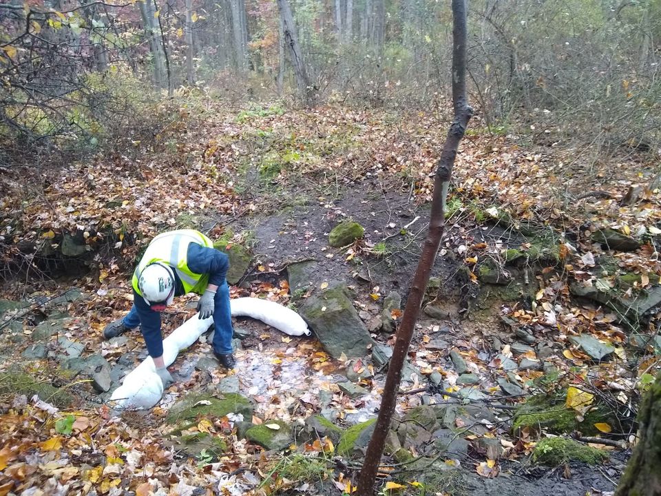 Glasshopper training facility personnel on the deployment of absorbent booms during SPCC training