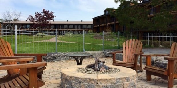 Le Manoir du lac Delage au bord du lac