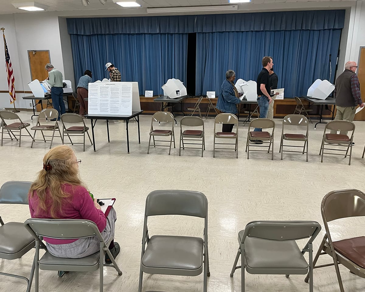 Hundreds of Tosans cast ballots on first day of early voting at City Hall