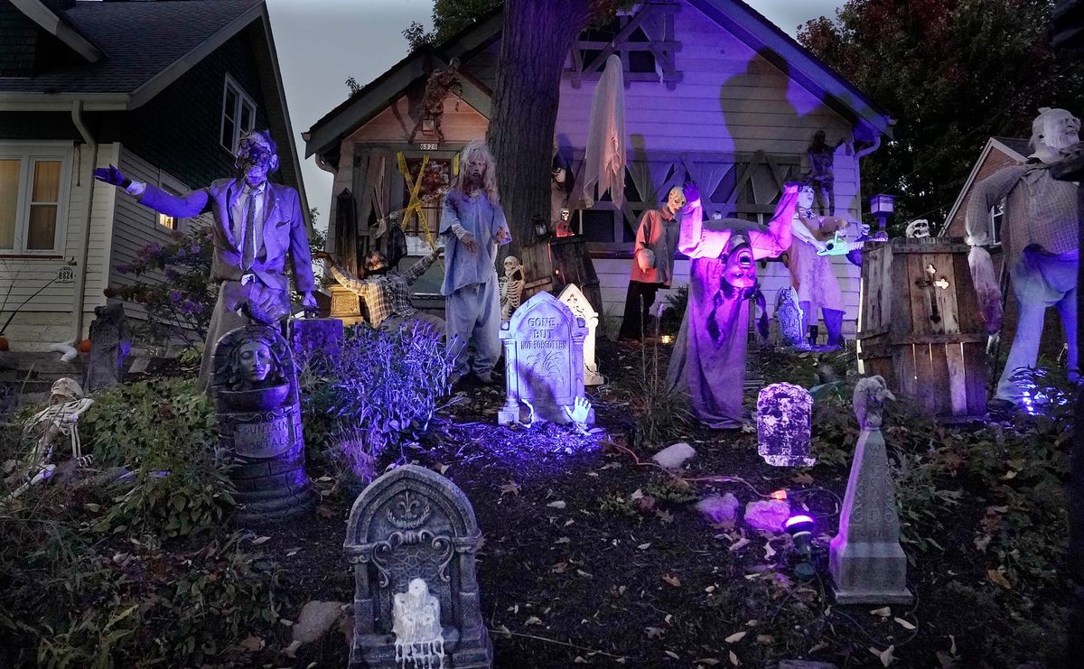 Haunted Tosa: Spookiest House has been Inglewood family’s labor of love for 20 years
