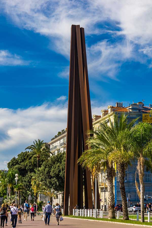 Neuf Lignes Obliques von Bernar Venet in Nizza