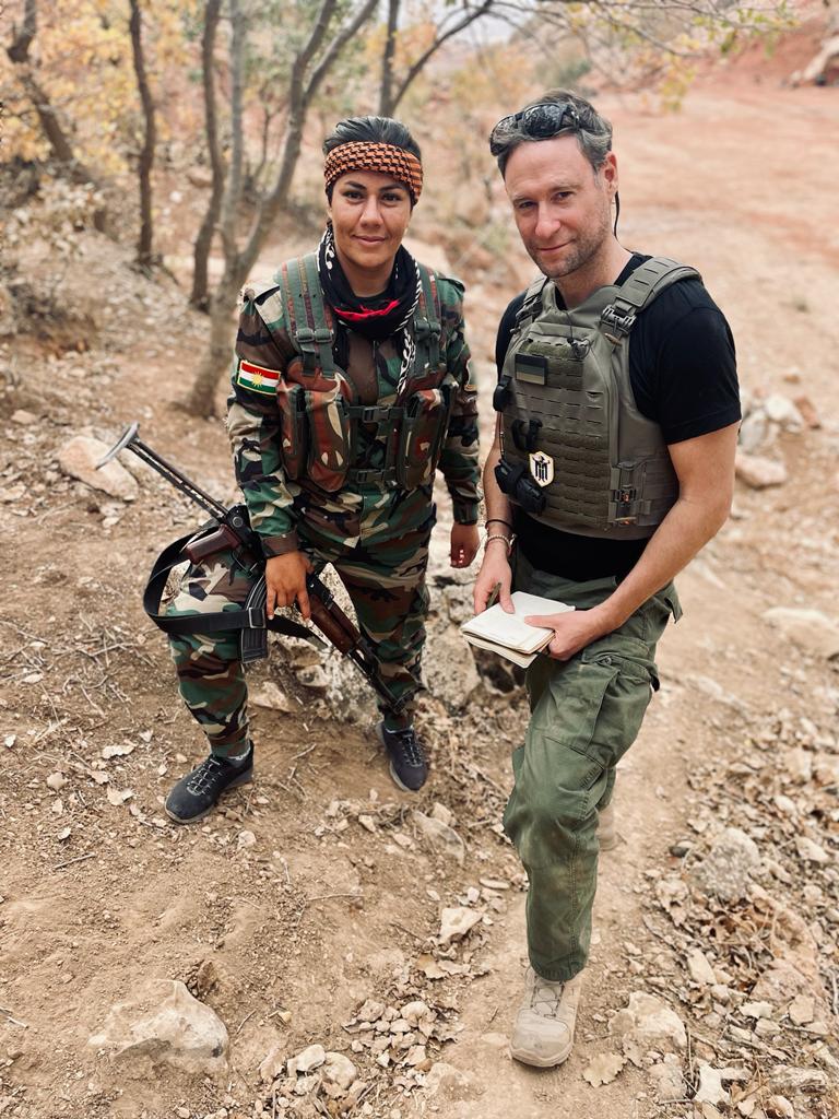 Johannes Müller mit einer Peschmerga-Kämpferin im Nordirak