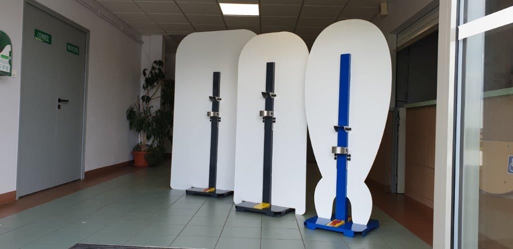 L'entreprise spécialisée dans la tôlerie, la chaudronnerie et l'insonorisation industrielle, a mis au point un système de distributeur de gel hydroalcoolique capable de désinfecter deux personnes à la fois