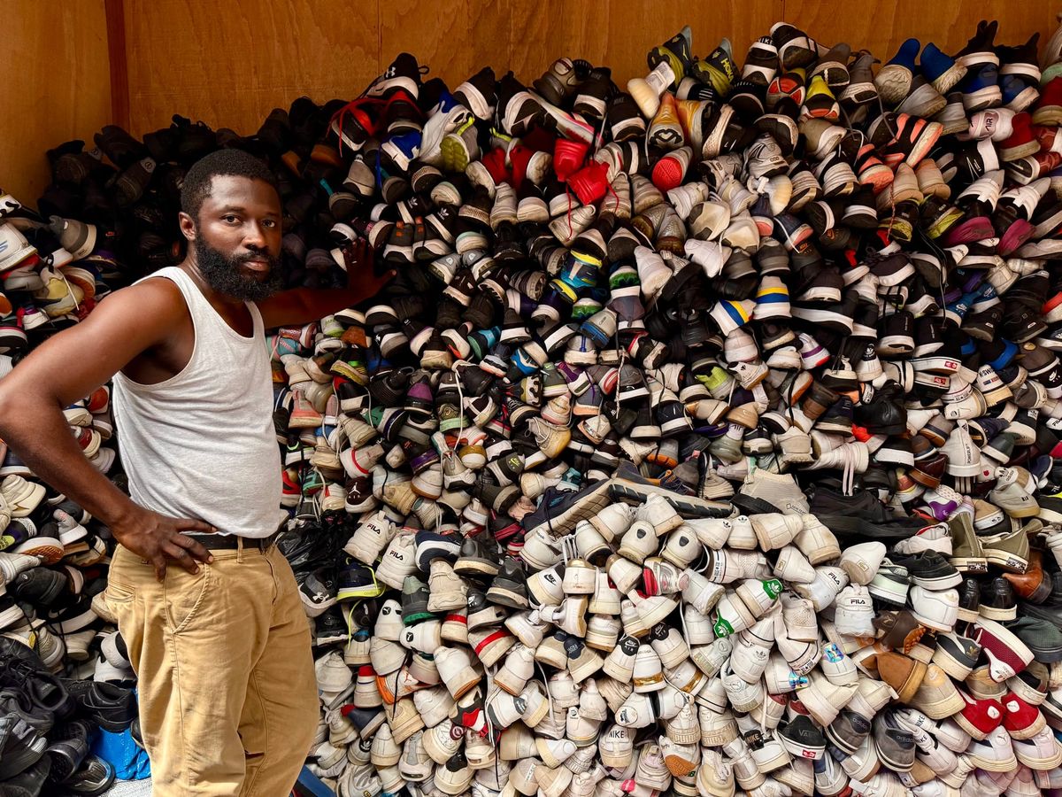 Et år efter storbranden: Verdens største genbrugsmarked er igen fyldt med tøj, handel og håb