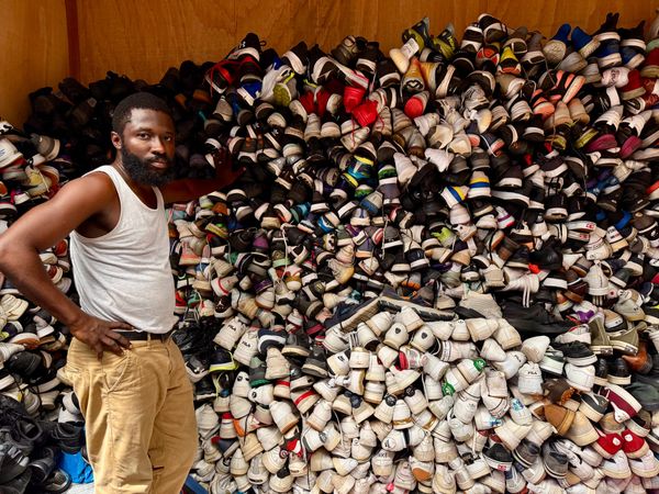 Et år efter storbranden: Verdens største genbrugsmarked er igen fyldt med tøj, handel og håb